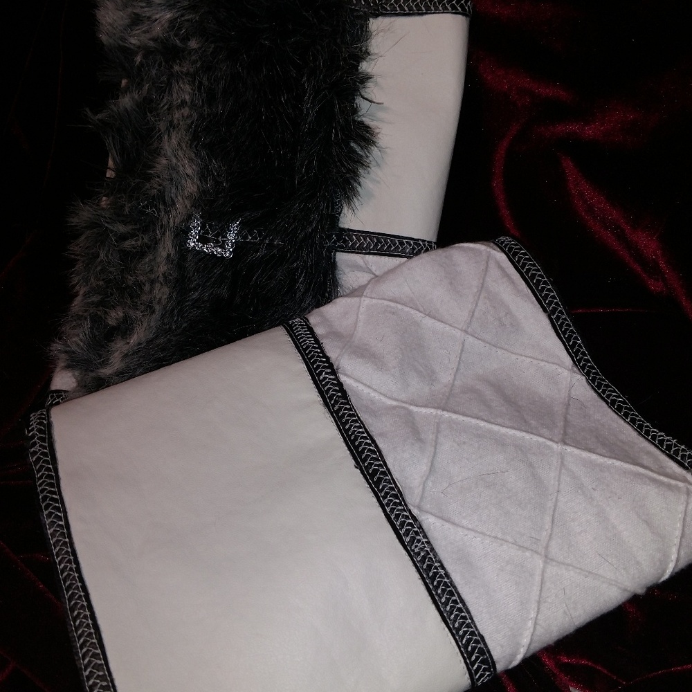 Elegant white leather&blk fur Hugs - Picture 3 of 5